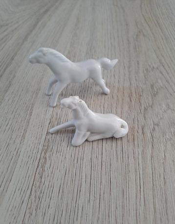 2 witte porseleinen paardjes beeldjes vintage beeld paard beschikbaar voor biedingen