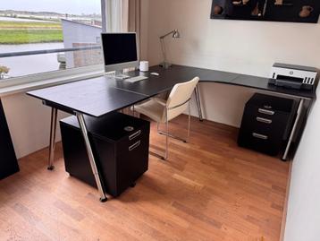 Prachtig IKEA bureau, zwartbruin met chromen poten beschikbaar voor biedingen