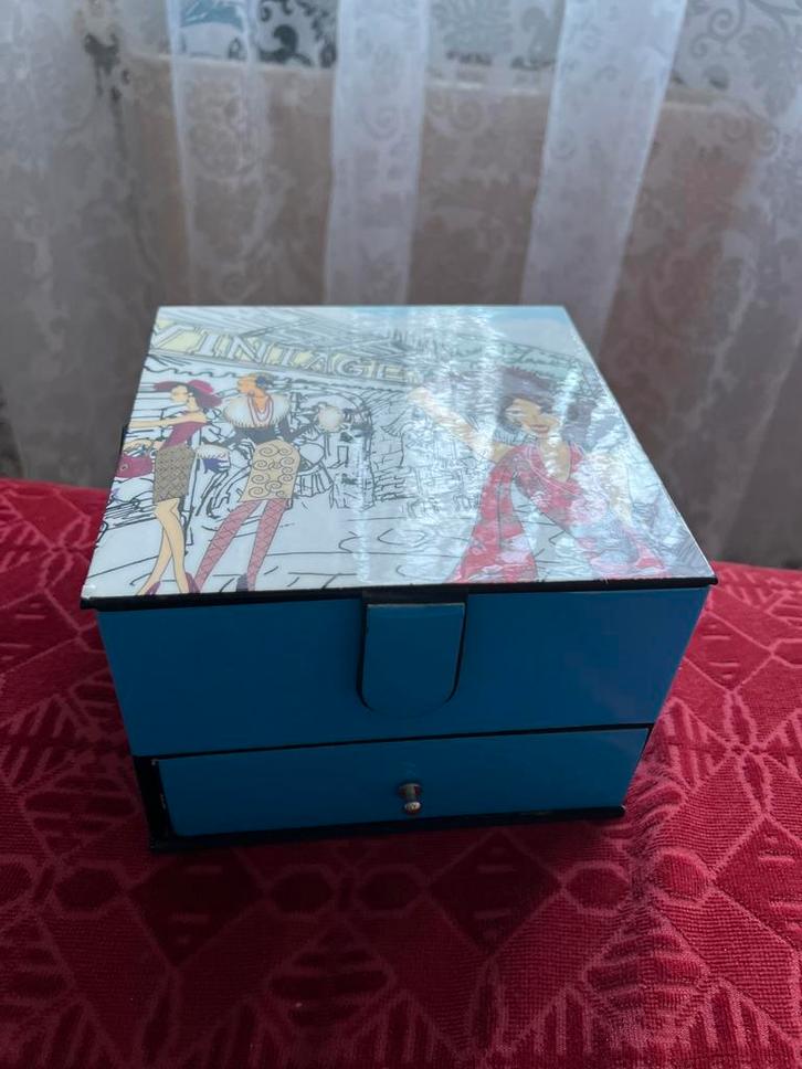 Blauwe sieradendoos met spiegel, Sieraden, Tassen en Uiterlijk, Beautycases, Gebruikt, Hardcase, Blauw, Met spiegeltje(s), Ophalen of Verzenden