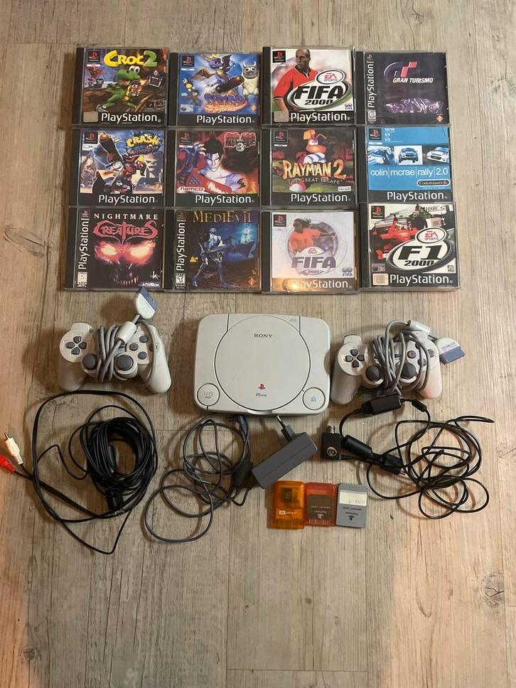 PlayStation met games en 2 controllers, Spelcomputers en Games, Spelcomputers | Sony PlayStation 1, Gebruikt, Met 2 controllers