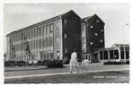 Veendam Technische School moeder met oude kinderwagen 1965, Ophalen, 1960 tot 1980, Ongelopen, Groningen