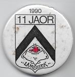 Button De Lambieck Weert 11 jaor 1990, Verzamelen, Speldjes, Pins en Buttons, Ophalen of Verzenden, Gebruikt, Overige onderwerpen