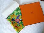 Hermes Paris nieuwe ongedragen sjaal 90x90 Les Merises+doos, Hermes Paris, Verzenden, Zo goed als nieuw, Sjaal