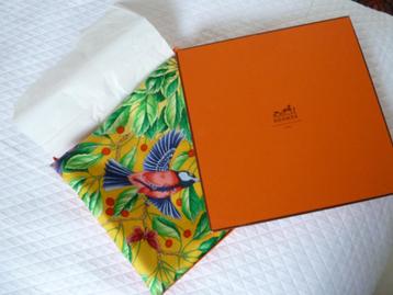 Hermes Paris nieuwe ongedragen sjaal 90x90 Les Merises+doos  beschikbaar voor biedingen