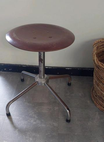 Vintage industriële draaibare in hoogte verstelbare kruk  beschikbaar voor biedingen