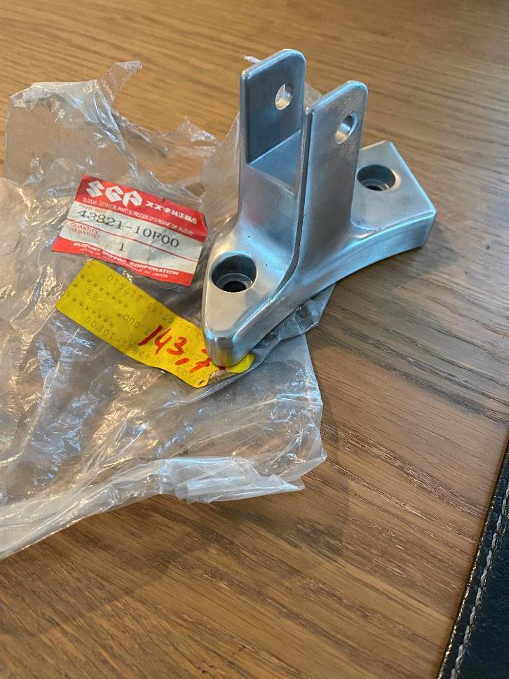 Suzuki intruder Boulevard voetsteun 42821-10F00 nos, Motoren, Onderdelen | Suzuki, Nieuw, Ophalen of Verzenden