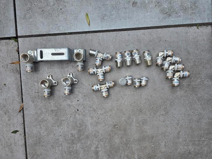 Uponor 16, Doe-het-zelf en Verbouw, IJzerwaren en Bevestigingsmiddelen, Zo goed als nieuw, Overige typen, Minder dan 50 mm, Rvs
