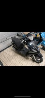 Piaggio new fly 45km, Fietsen en Brommers, Snorfietsen en Snorscooters, Benzine, Ophalen of Verzenden, Zo goed als nieuw, Piaggio