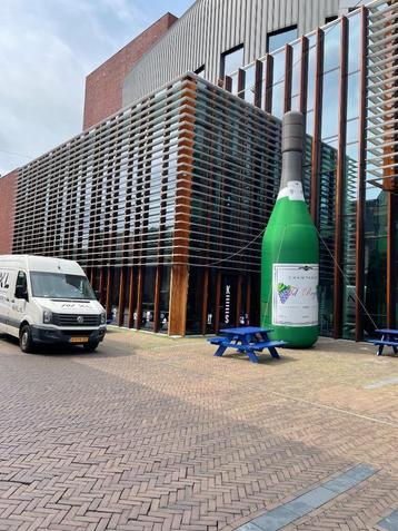 Diplomering? huur deze 7,5 m hoge champagnefles beschikbaar voor biedingen