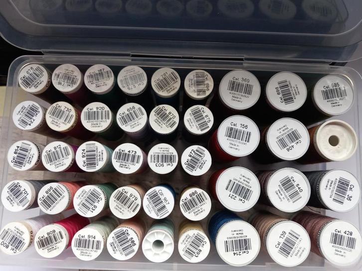 Naaigaren doos met nieuwe klossen gutermann garen 🎁🎁🎁🎁, Hobby en Vrije tijd, Naaien en Fournituren, Nieuw, Garen of Naald(en)