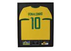 Ronaldinho gesigneerd Brazilië ingelijst thuis shirt, Verzamelen, Sportartikelen en Voetbal, Buitenlandse clubs, Soccersignings.nl