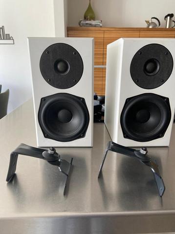 2 Totem Mite speakers, wit met ophangbeugels