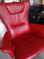 2 rode lederen Montèl relaxfauteuils met voetenbank, Ophalen, Zo goed als nieuw, Modern, 50 tot 75 cm