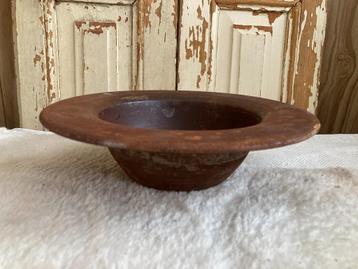 Brocante oud rond ijzeren schaaltje / roestig beschikbaar voor biedingen