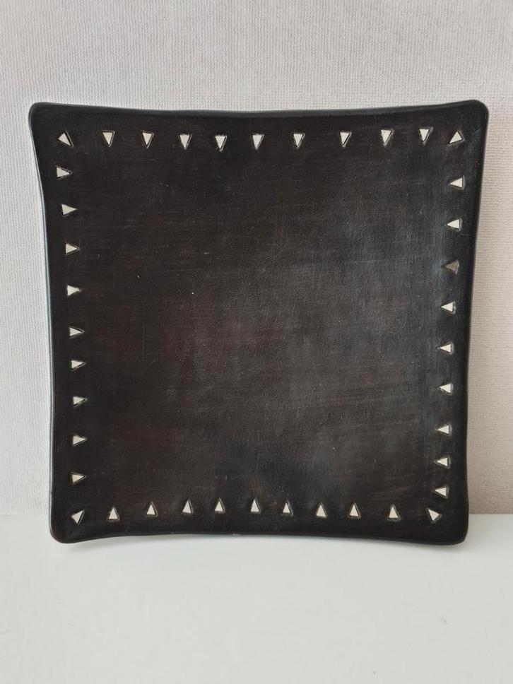 (M) Zwarte schaal Earthware Sasak Pottery Indonesië. 30x30cm, Huis en Inrichting, Woonaccessoires | Schalen en Manden, Zo goed als nieuw
