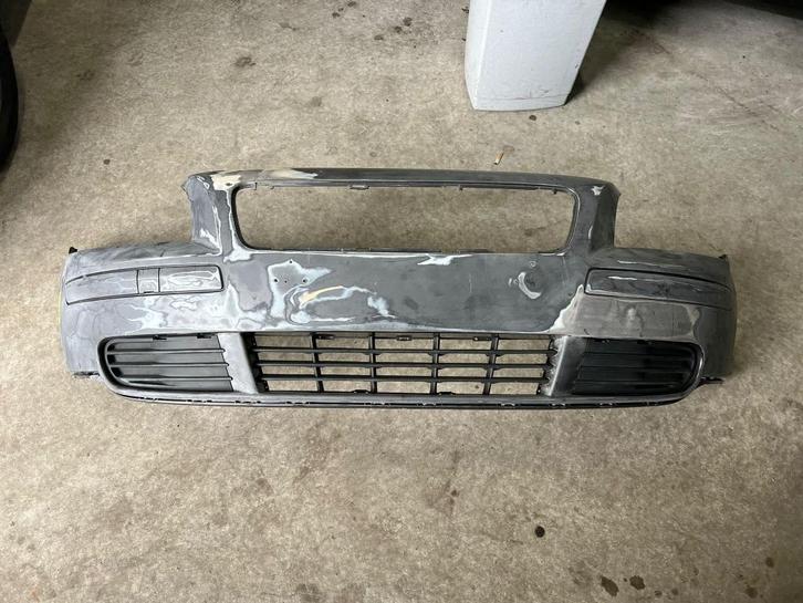 voorbumper v50 30657005 roosters vanaf 2004, Auto-onderdelen, Carrosserie en Plaatwerk, Volvo, Voor, Gebruikt