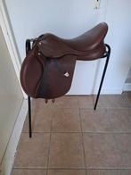 Bates springzadel 17 inch, Dieren en Toebehoren, Ophalen of Verzenden, Springen, Zo goed als nieuw