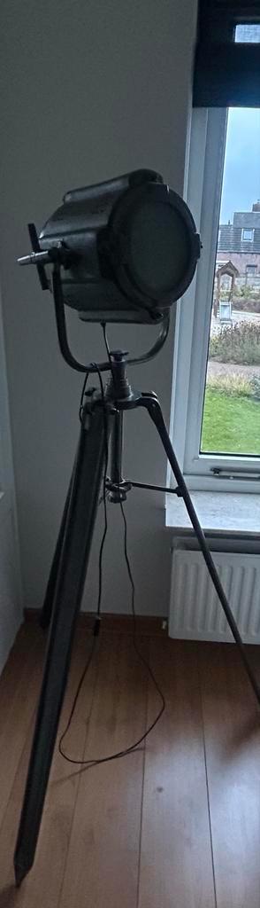 Vintage Industriële Lamp op Driepoot, Huis en Inrichting, Lampen | Vloerlampen, Gebruikt, 150 tot 200 cm, Metaal, Ophalen
