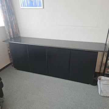 Dressoir zwart.  Twee keer plank en een lade binnenkant 