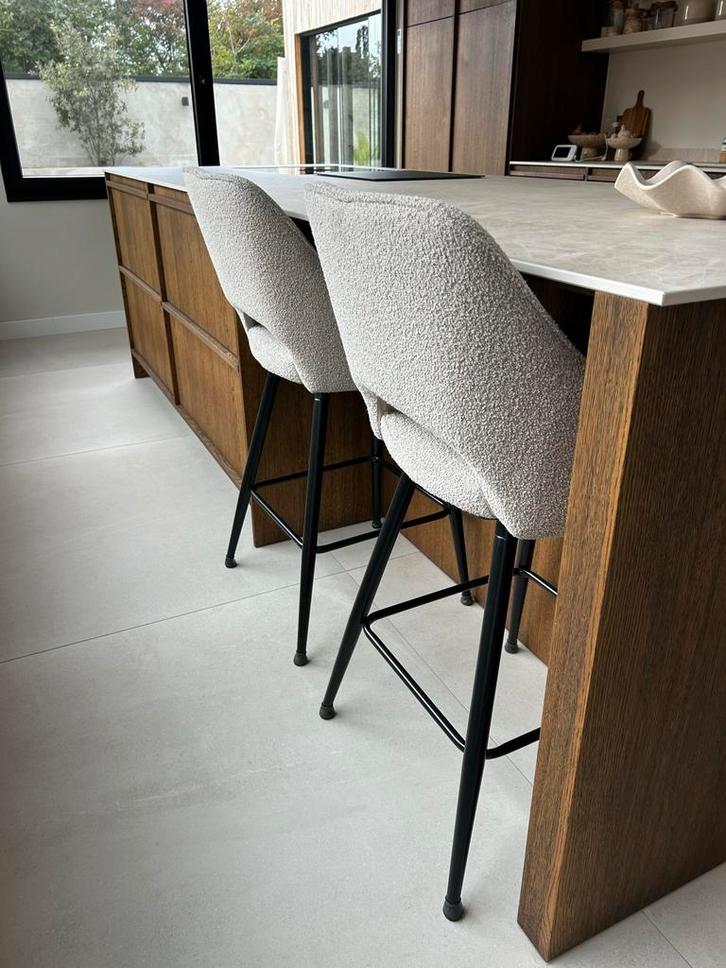 Set Beige Bouclé Barkrukken - 1 jaar oud, Huis en Inrichting, Barkrukken, Gebruikt, 90 cm of meer, Metaal, 2 krukken, Met voetsteun