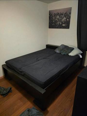 2 persoons bed met verstelbare lattenbodems en matrassen