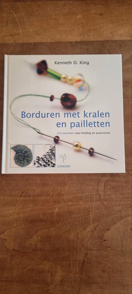 K.D. King - Borduren met kralen en pailletten, Boeken, Hobby en Vrije tijd, Zo goed als nieuw, Ophalen of Verzenden