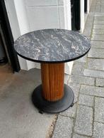 Vintage, ronde tafel met marmer formica, Huis en Inrichting, Tafels | Bijzettafels, 60 cm of meer, 55 tot 75 cm, Rond, Gebruikt