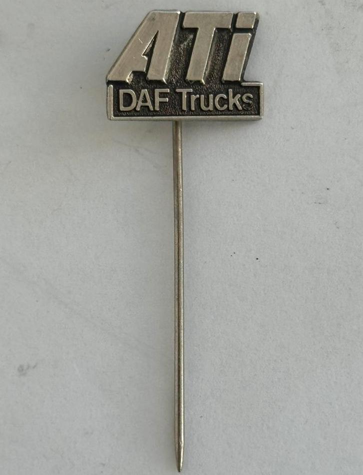 Metalen Speld ATI Daf Trucks Vrachtwagens Eindhoven, Verzamelen, Speldjes, Pins en Buttons, Zo goed als nieuw, Speldje of Pin