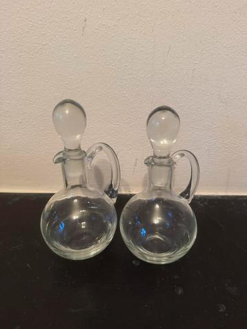 2 glazen karafjes beschikbaar voor biedingen