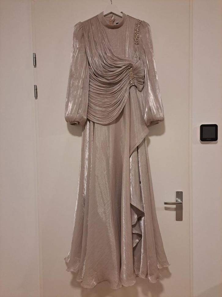 Beige Tesettür Abiye - Maat 46 (valt als 42), Kleding | Dames, Gelegenheidskleding, Zo goed als nieuw, Galajurk, Maat 42/44 (L)