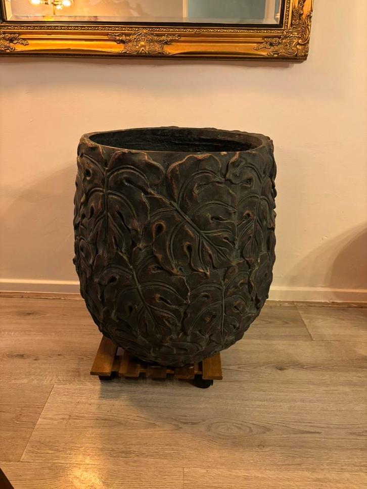 Stoere decoratieve bloempot, Tuin en Terras, Bloempotten, Zo goed als nieuw, Overige materialen, Binnen, Rond, Ophalen