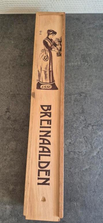 Breinaaldendoos hout met inhoud vintage  beschikbaar voor biedingen