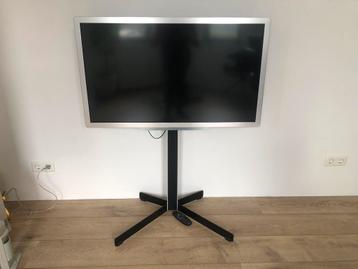 Philips tv op Vogel vloerstandaard beschikbaar voor biedingen