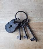 Zwarte ijzeren sleutels met slot aan ring, Ophalen of Verzenden