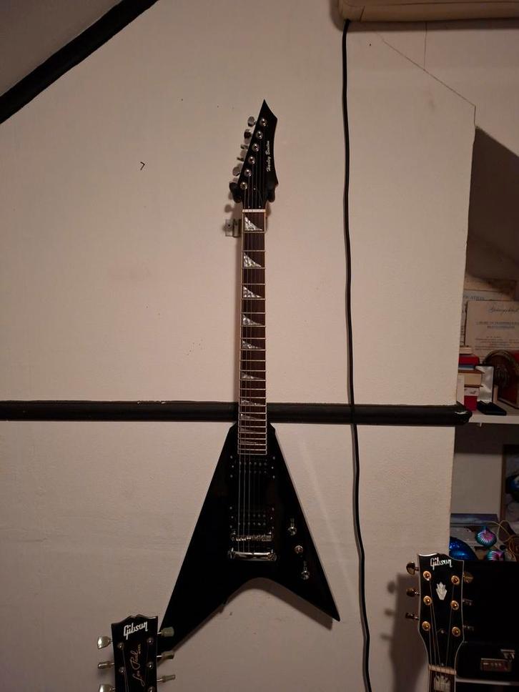 Harley Benton Flying V met Humbucker Upgrade, Muziek en Instrumenten, Snaarinstrumenten | Gitaren | Elektrisch, Zo goed als nieuw