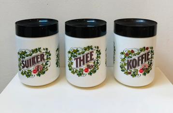 Twee mooie bin elkaar horende vintage voorraad potten beschikbaar voor biedingen