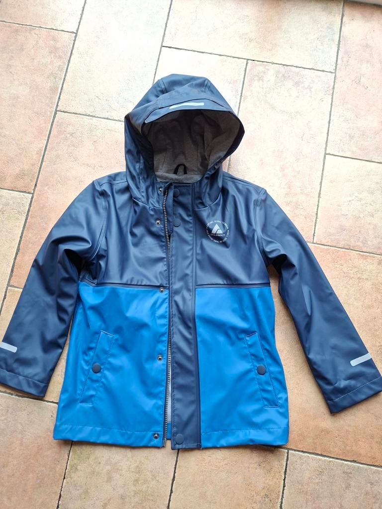 Nieuw C&A Regenjas Maat 128.Tussendoor jas., C&A, Jongen of Meisje, Nieuw, Ophalen of Verzenden