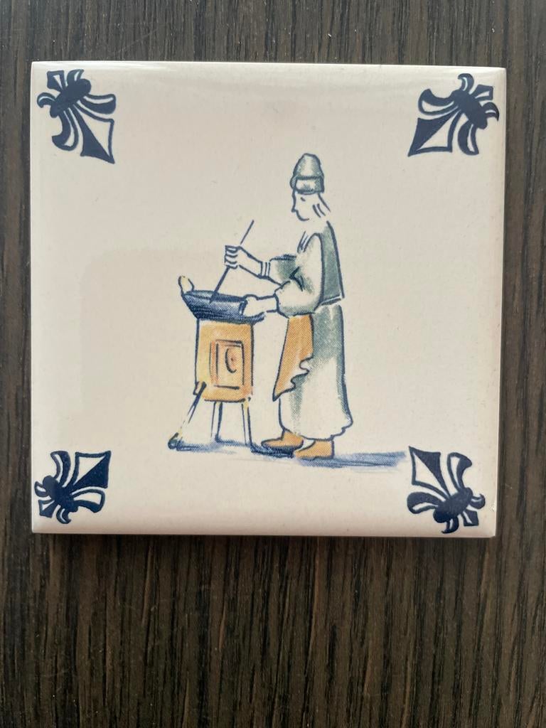 Klm Business class Delfts blauw tegeltje met kokende figuur, Antiek en Kunst, Antiek | Wandborden en Tegels, Ophalen of Verzenden