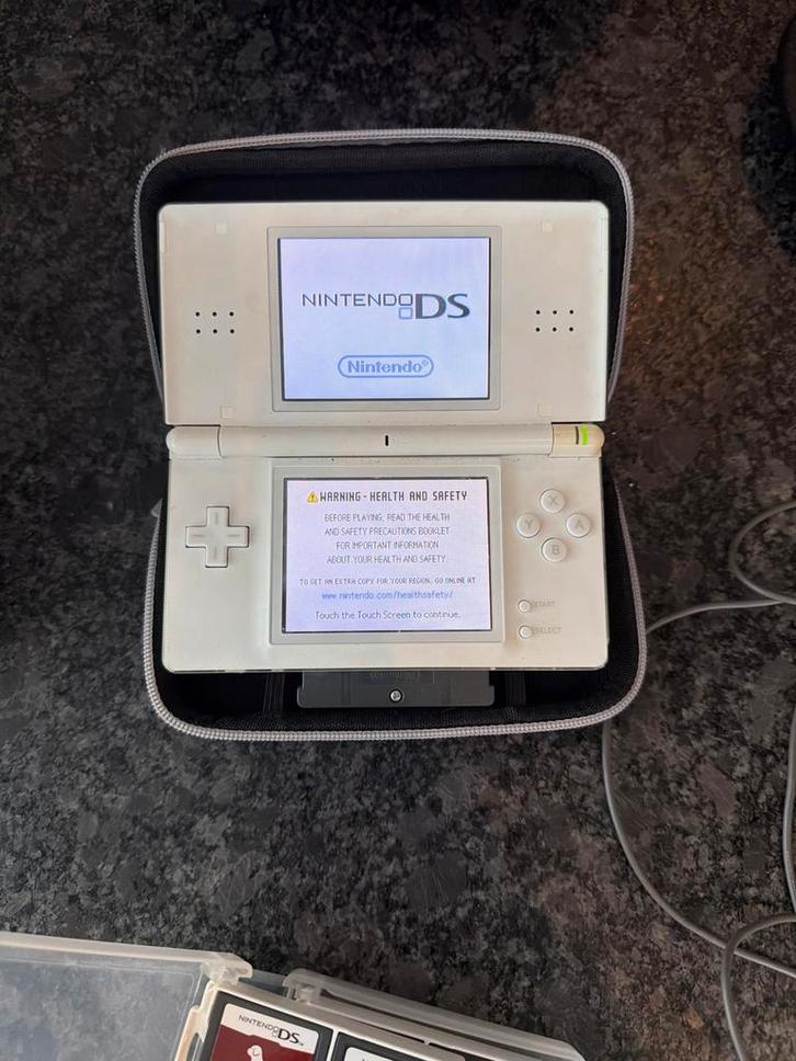 Nintendo DS Lite Wit met 17 games en beschermhoes, Spelcomputers en Games, Spelcomputers | Nintendo DS, Zo goed als nieuw, DS Lite