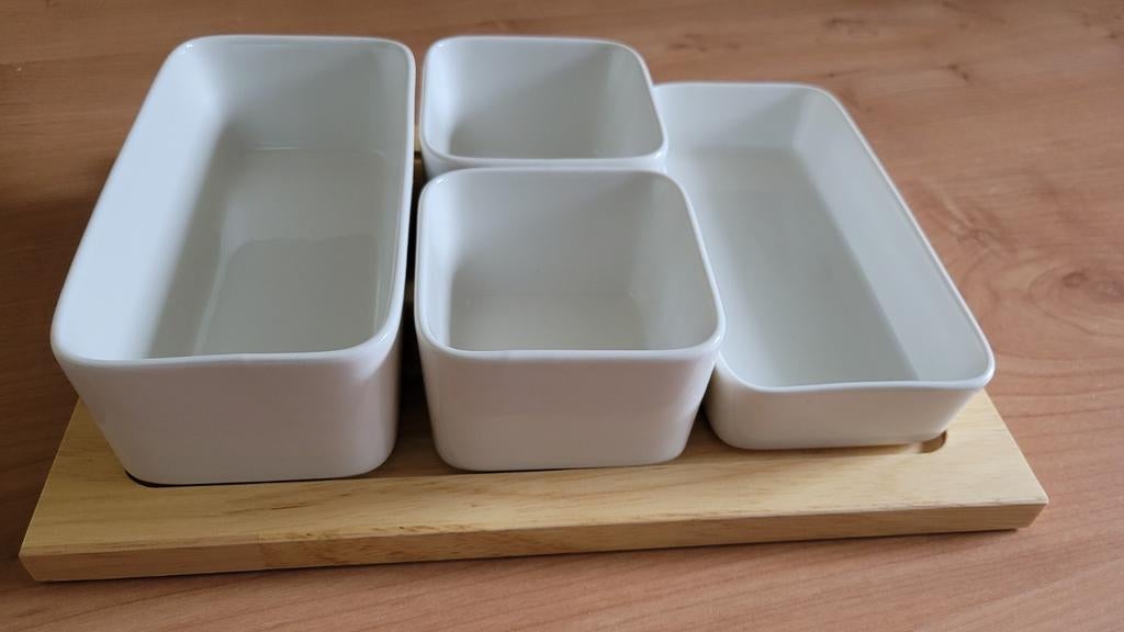 Serveerset: houten plank met 4 witte schaaltjes - Nieuw, Keramiek, Nieuw, Ophalen of Verzenden, Schaal of Schalen