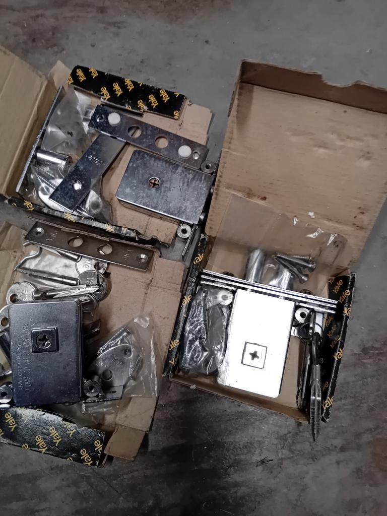 Yale sloten en diverse onderdelen - Nieuw in doos, Ophalen of Verzenden, Nieuw, IJzer, Slot