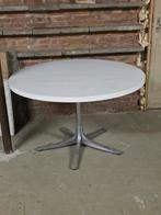 Ronde eettafel met aluminium voet + 2 brocante stoelen, Gebruikt, Rond, Ophalen of Verzenden, Metaal