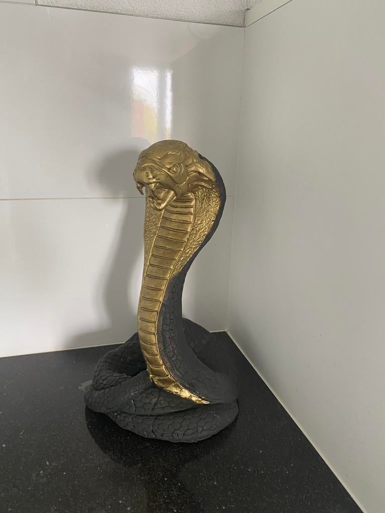Beeld cobra, Antiek en Kunst, Kunst | Beelden en Houtsnijwerken, Ophalen, Overige onderwerpen, 50 - 100 cm, Steen of Keramiek