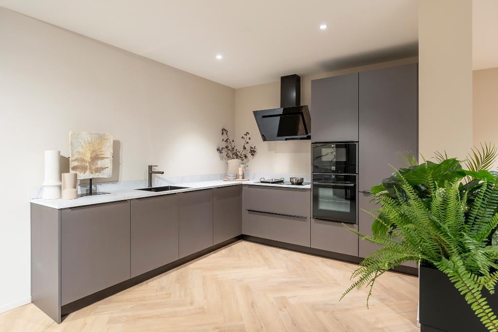 Moderne showroomkeuken in zilvergrijs, Ophalen, Hoekkeuken, Nieuw, Grijs