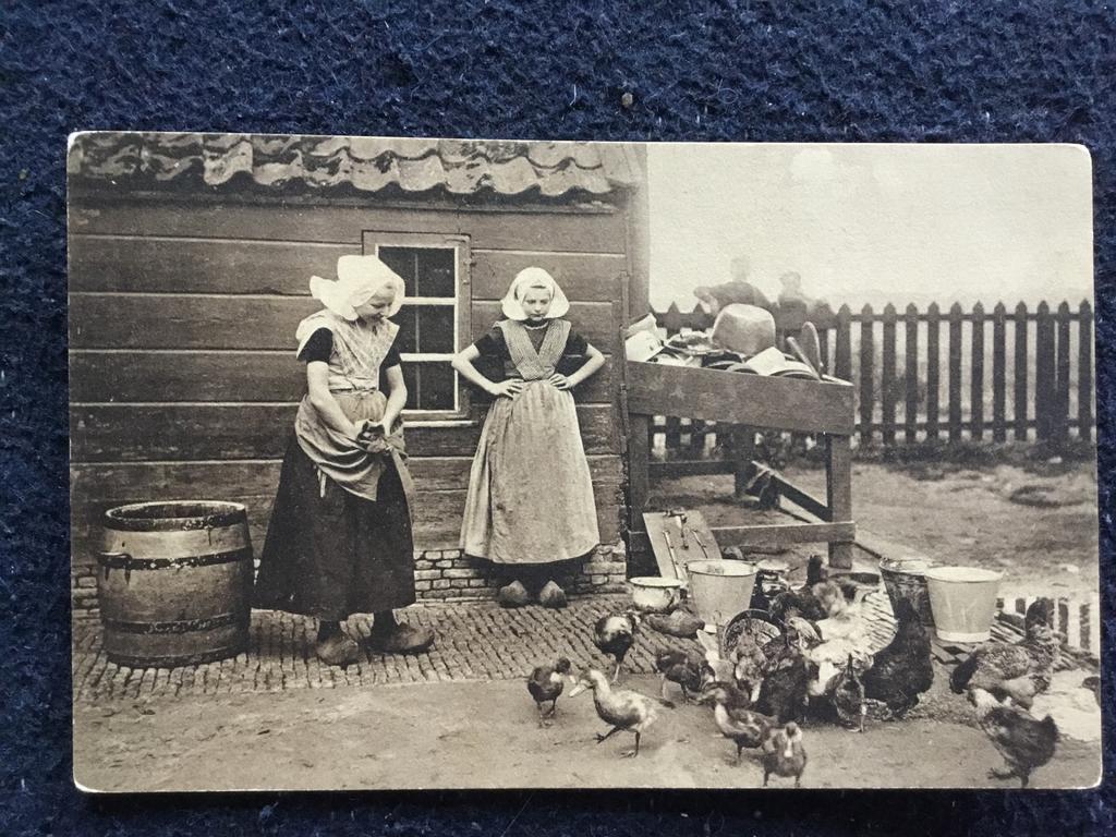 Oude Ansichtkaart Walcheren: Meisjes in Klederdracht, Ophalen of Verzenden, Voor 1920, Ongelopen, Zeeland