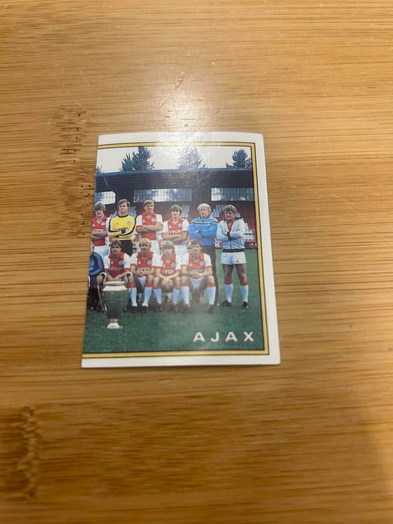 Panini Voetbal 83 Sticker - Ajax Teamfoto met Cruijff, Verzamelen, Stickers, Ophalen of Verzenden, Zo goed als nieuw, Sport
