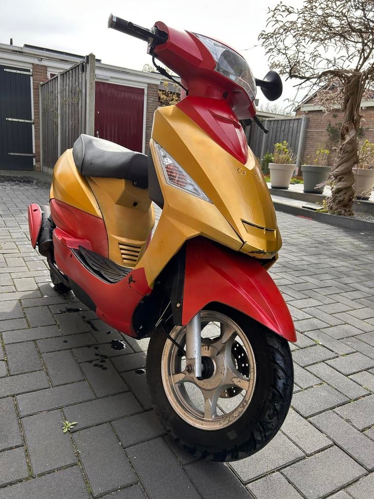 Santini Soho scooter, Fietsen en Brommers, Scooters | Overige merken, Zo goed als nieuw, Benzine, Ophalen