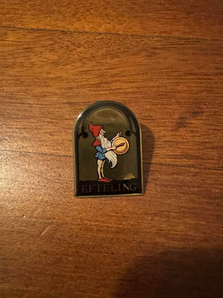 Efteling kabouter met gong smidje pin, Verzamelen, Efteling, Ophalen of Verzenden, Nieuw, Button of Speldje