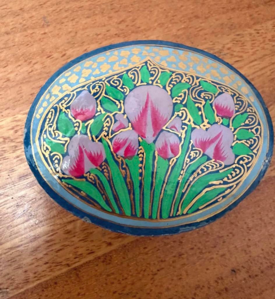 Old small hand-painted Kashmiri papier-mâché trinket box., Ophalen of Verzenden