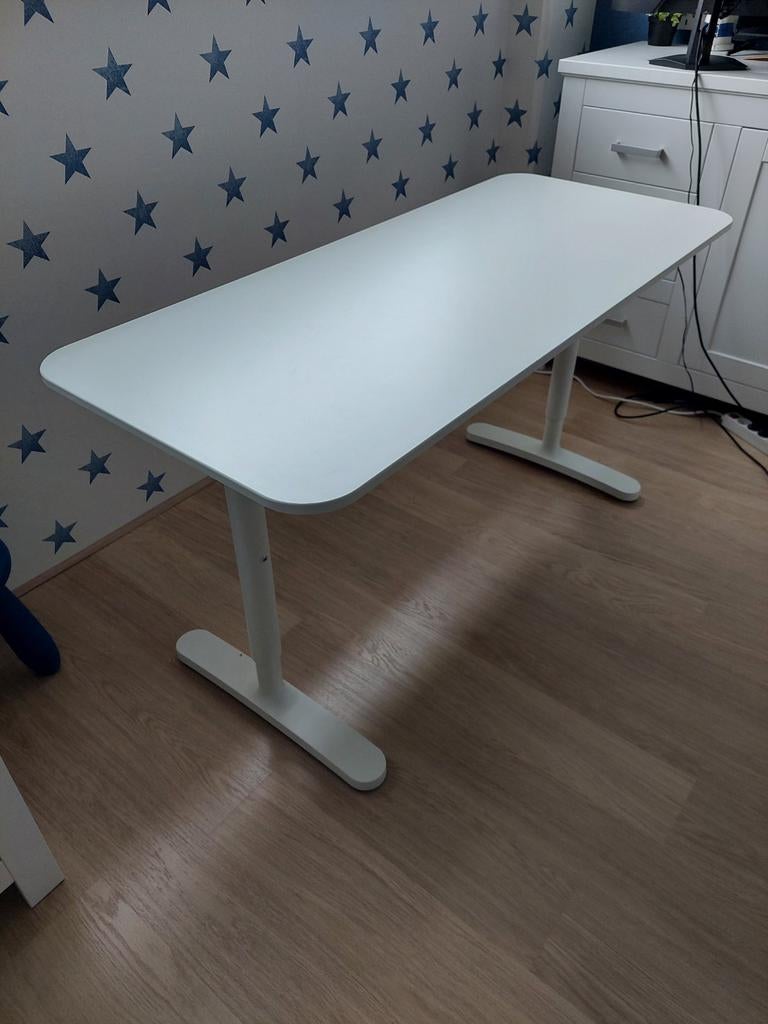IKEA Bekant wit bureau 140 x 60 cm, Huis en Inrichting, Ophalen, Gebruikt, In hoogte verstelbaar, Spaanplaat of MDF